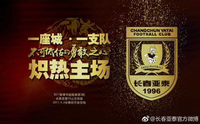 步道两侧，摆满了还凝结着露水的鲜花，皇家卫队的士兵手握步枪、庄严肃穆的站在道路两侧，目送着海伦娜缓缓走进。